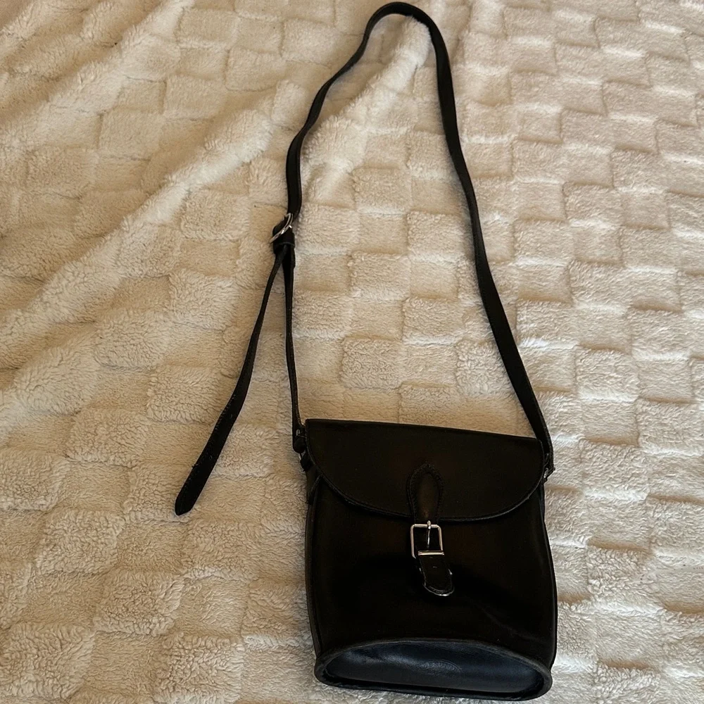 Vintage Chic Black Crossbody Bag with Buckle - Picture 1 of 16